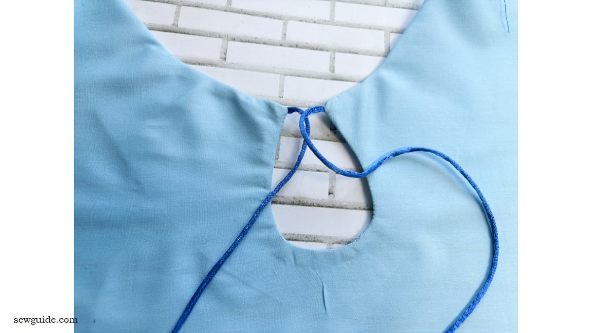 Sew a keyhole with ties on top