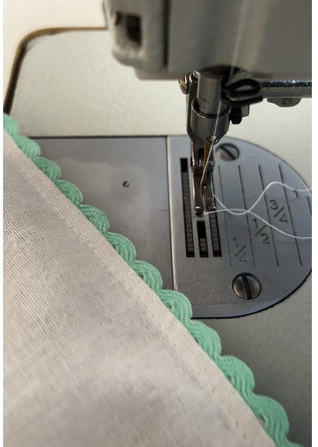 ric rac trim fabric edge