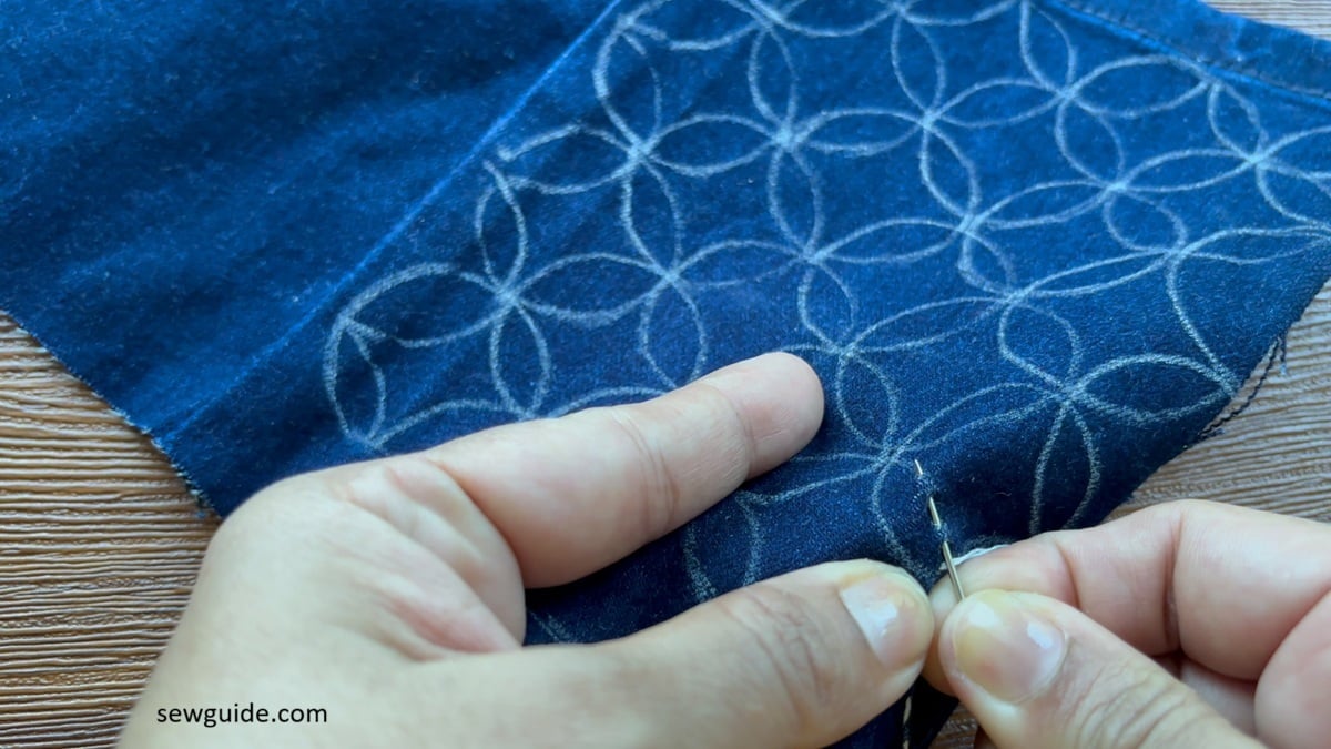 stitching the wave of the Shippo-tsunagi Sashiko  pattern