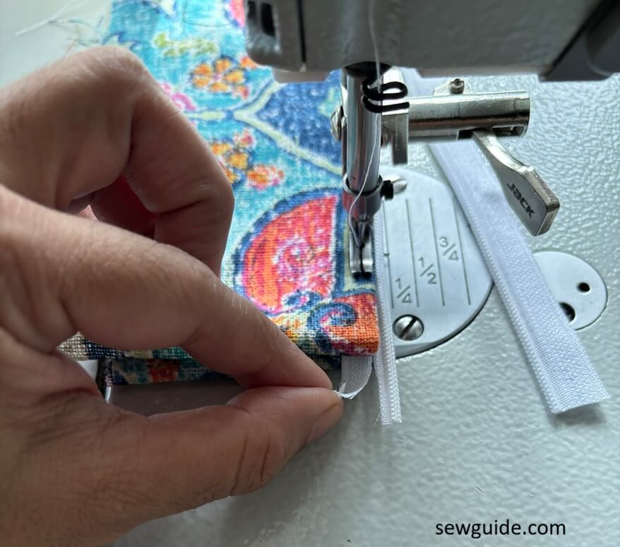 zipper tape is cut off from the zipper teeth